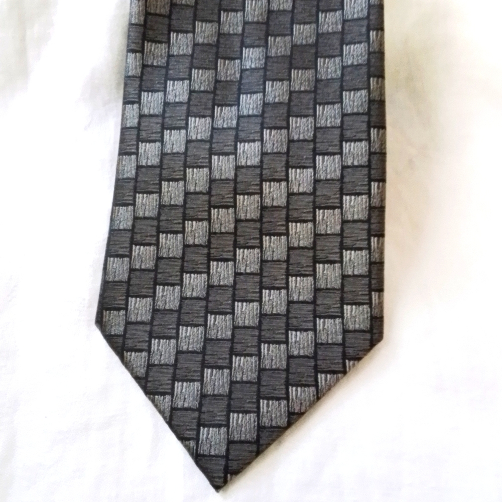 Kenneth Cole New York brown silk tie